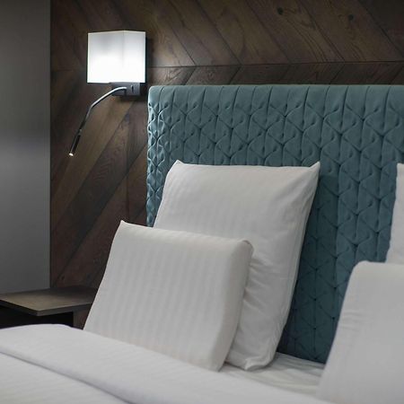 Pullman Riga Old Town Hotel Ngoại thất bức ảnh A bed with a headboard