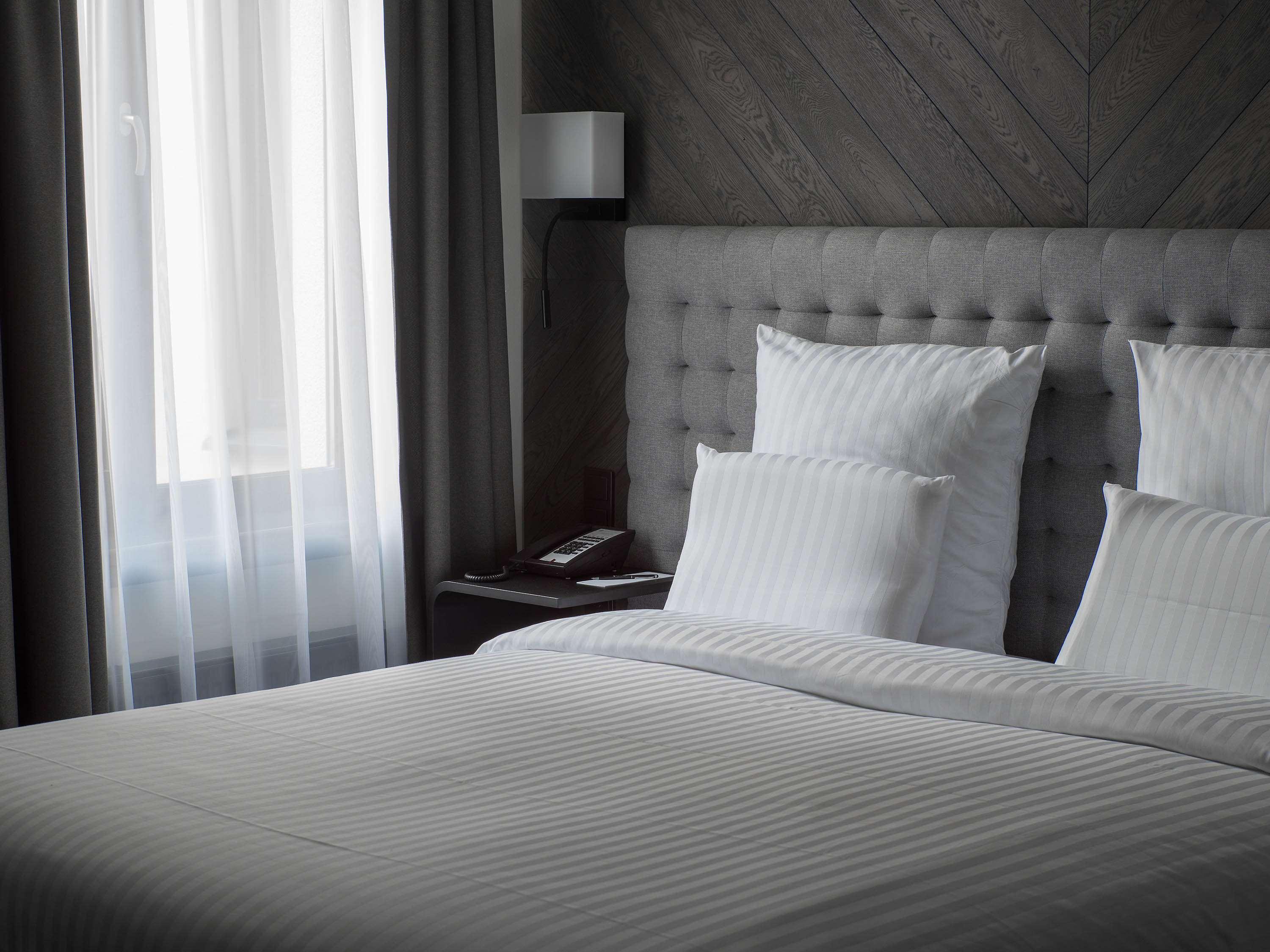 Pullman Riga Old Town Hotel Ngoại thất bức ảnh A bed with white sheets