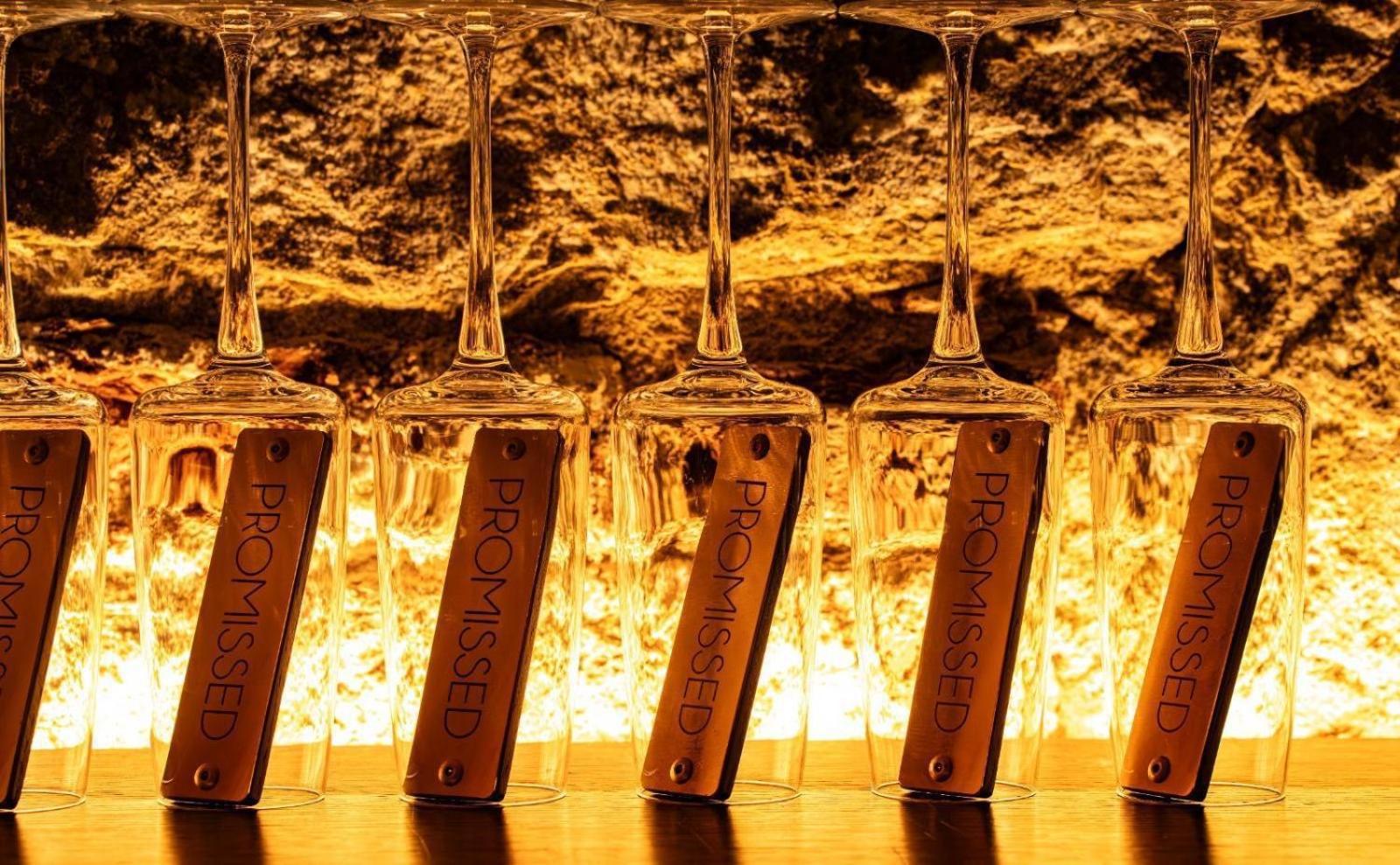 Pullman Riga Old Town Hotel Ngoại thất bức ảnh Champagne glasses