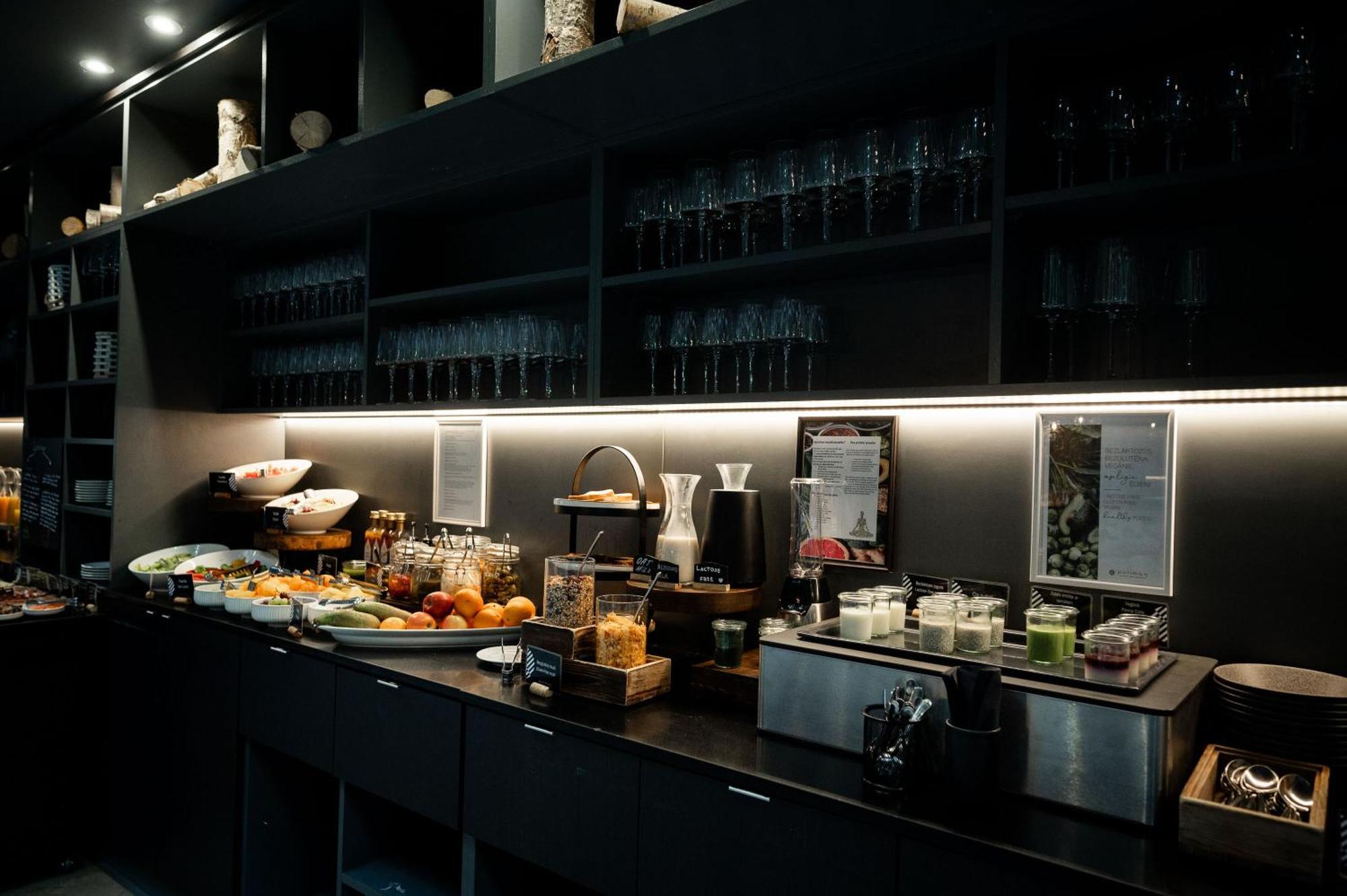 Pullman Riga Old Town Hotel Ngoại thất bức ảnh The buffet at the lounge