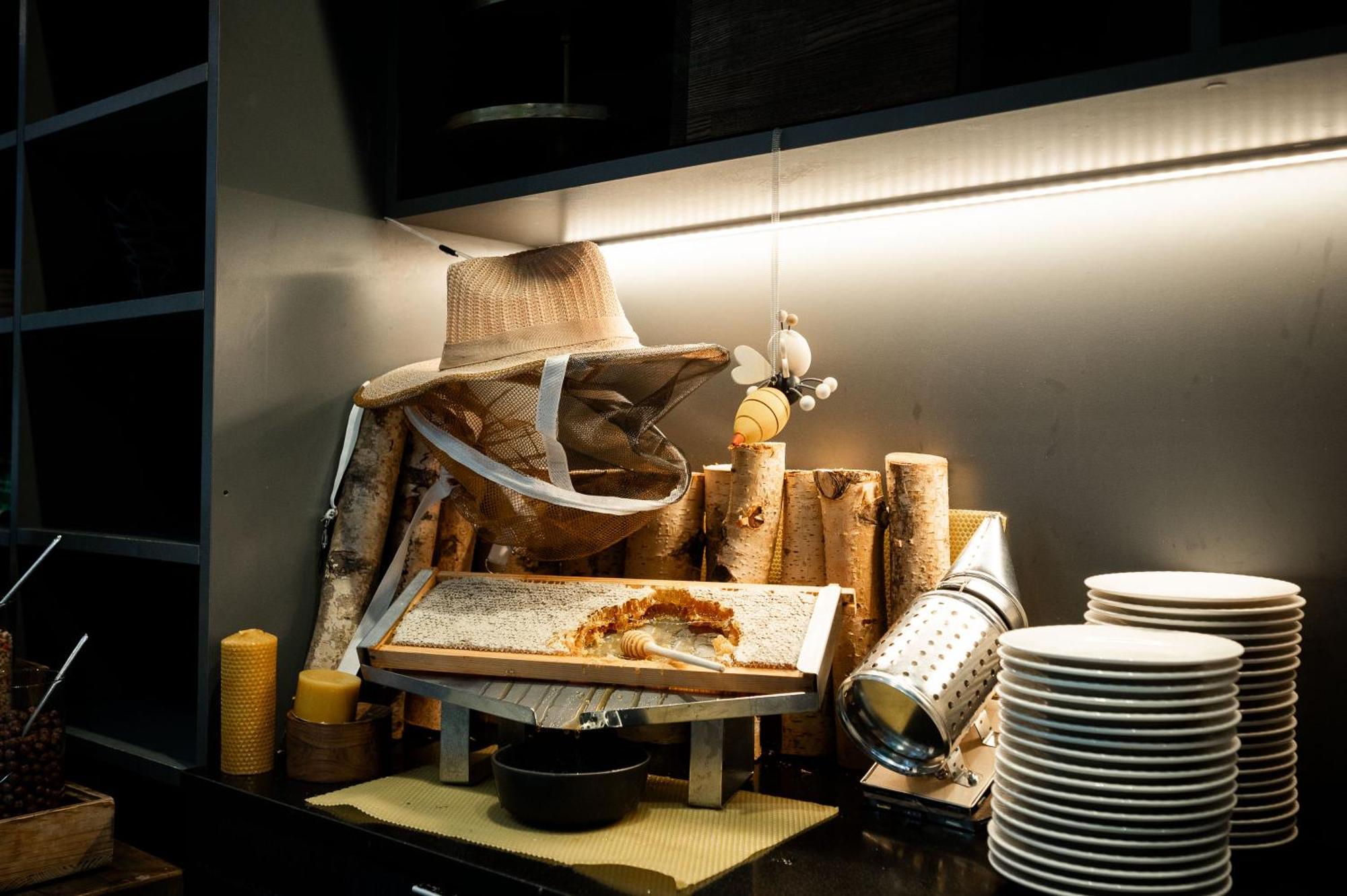 Pullman Riga Old Town Hotel Ngoại thất bức ảnh A display of a whole duck at a restaurant