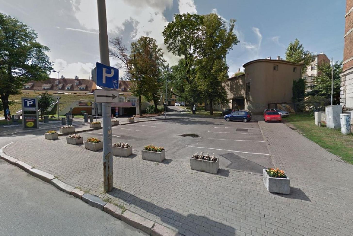 Pullman Riga Old Town Hotel Ngoại thất bức ảnh The parking lot where the attack took place