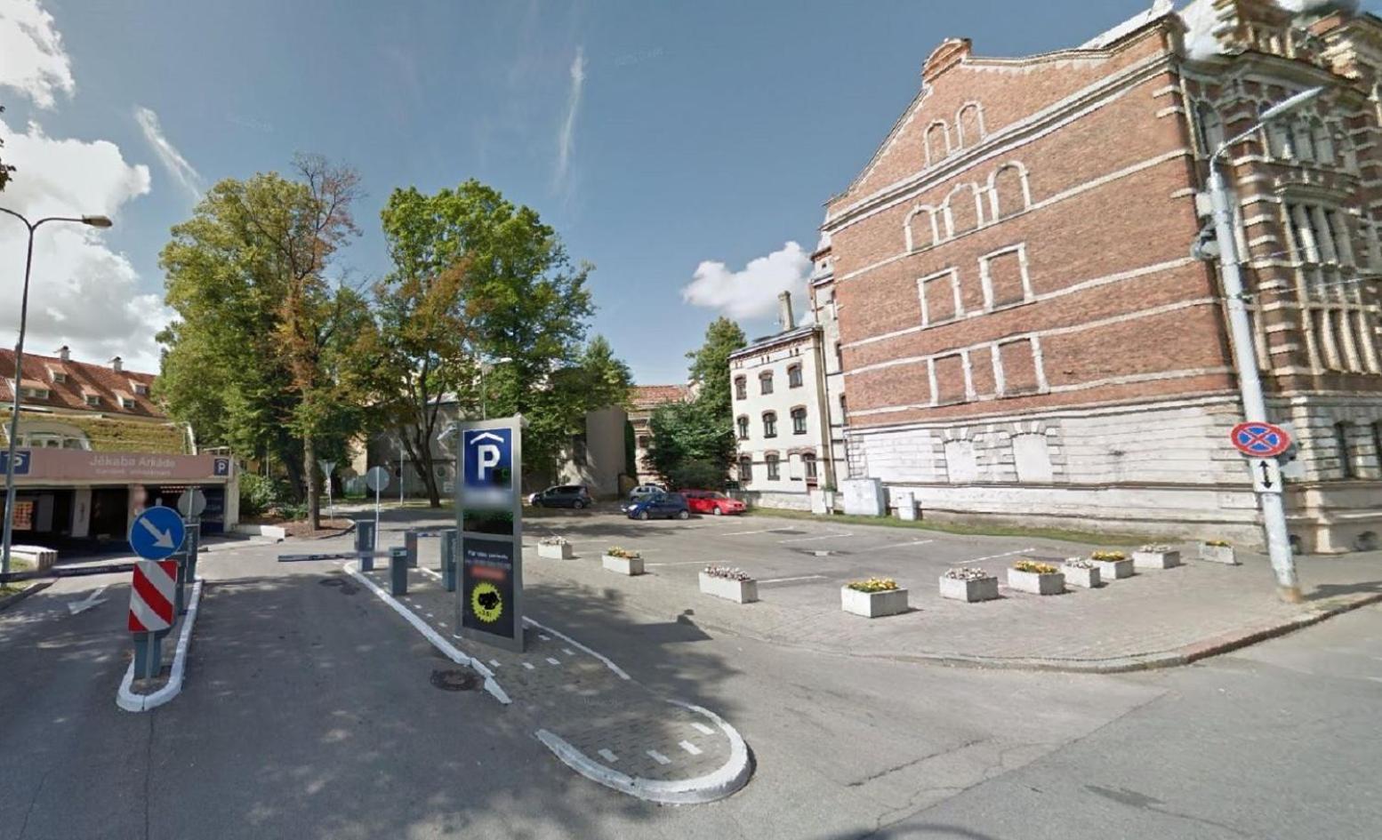 Pullman Riga Old Town Hotel Ngoại thất bức ảnh The parking lot where the attack took place