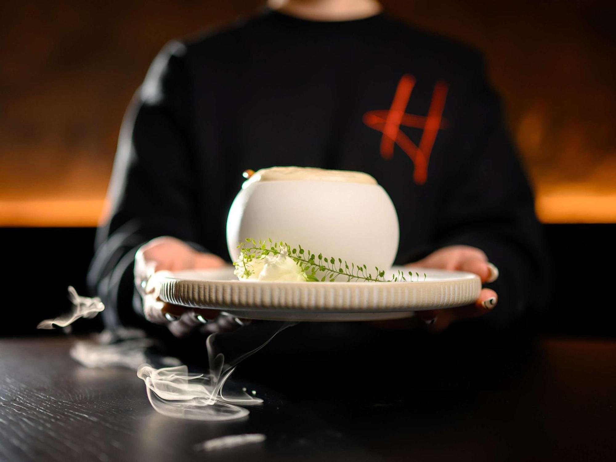 Pullman Riga Old Town Hotel Ngoại thất bức ảnh A waiter serving a dish at the restaurant