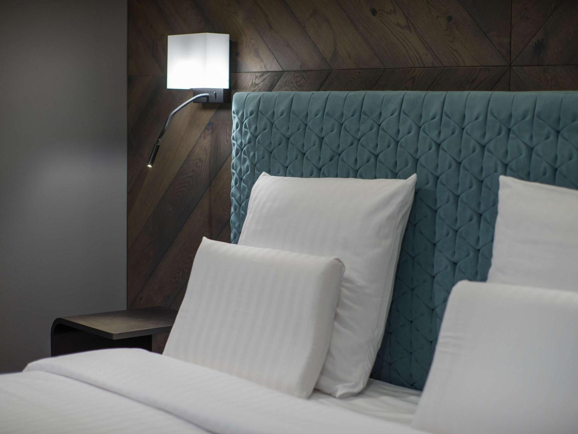 Pullman Riga Old Town Hotel Ngoại thất bức ảnh A bed with a headboard