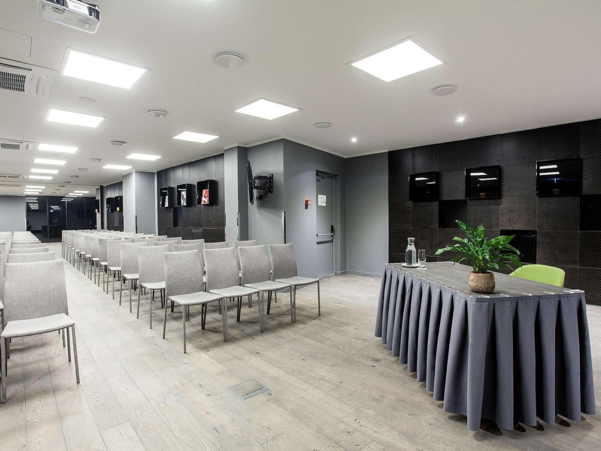 Pullman Riga Old Town Hotel Ngoại thất bức ảnh The press conference room